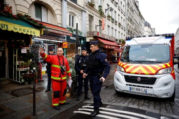 Cảnh sát và lực lượng chữa cháy bảo vệ tuyến phố sau vụ xả súng tại trung tâm Paris, ngày 23/12/2022. (Ảnh: Reuters)