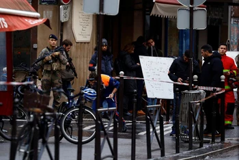 Cảnh sát Pháp bảo vệ tuyến phố tại Paris, sau vụ xả súng ngày 23/12/2022. (Ảnh: Reuters)