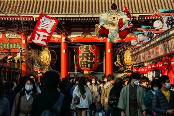 Người dân đeo khẩu trang khi đi trên phố Nakamise dẫn tới chùa Senso-ji tại Tokyo, Nhật Bản, ngày 24/12/2021. (Ảnh: Reuters)