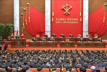 Nhà lãnh đạo Kim Jong-un đã chủ trì Hội nghị toàn thể mở rộng lần thứ 6 Ban Chấp hành Trung ương khóa VIII đảng Lao động Triều Tiên. (Ảnh: Yonhap/TTXVN)