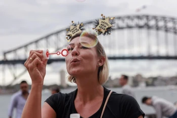 Chị Amelie Faes (Paris, Pháp) hòa mình vào dòng người đông đúc tại cảng Sydney. (Ảnh: The Sydney Morning Herald)
