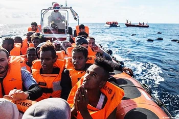 Dòng người di cư vượt biển vào châu Âu ngày càng tăng. (Ảnh: DW)