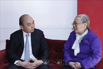Chủ tịch nước Nguyễn Xuân Phúc thăm hỏi gia đình cố Chủ tịch nước Tôn Đức Thắng. (Ảnh: TTXVN)