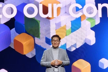 Phó Chủ tịch kiêm Giám đốc điều hành (CEO) Samsung Electronics Han Jong-hee phát biểu tại một cuộc họp báo ở Las Vegas, Mỹ, ngày 4/1/2023. (Ảnh: Yonhap)