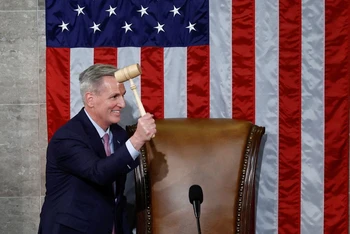 Ông Kevin McCarthy cầm chiếc búa của Chủ tịch Hạ viện Mỹ sau khi được bầu làm Chủ tịch Hạ viện. (Ảnh: Reuters)