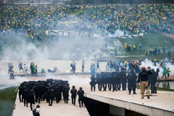 [Ảnh] Người ủng hộ cựu Tổng thống Brazil Bolsonaro xông vào Dinh Tổng thống