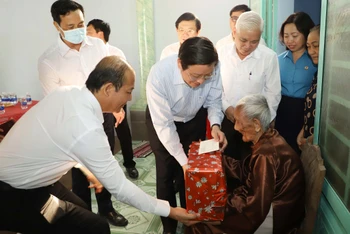 Trưởng Ban Nội chính Trung ương Phan Đình Trạc tặng quà Mẹ Việt Nam Anh hùng Nguyễn Thị Rực.