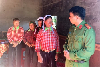 Thiếu tá Lê Đình Đô, Phó Trưởng Công an thị xã Buôn Hồ thăm hỏi, động viên thân nhân của 2 em nhỏ.