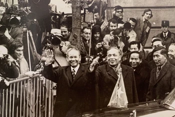Nhân dân Pháp và Việt kiều chào đón phái đoàn Việt Nam Dân chủ Cộng hòa đến ký hiệp định chính thức tại Paris, ngày 27/1/1973. (Nguồn: Cục Lưu trữ Văn phòng Trung ương Đảng)