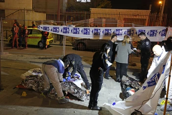 Cảnh sát Israel điều tra tại hiện trường vụ tấn công ở Jerusalem, ngày 27/1/2023. (Ảnh: AFP/TTXVN)