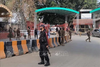 Lực lượng an ninh gác gần hiện trường vụ nổ tại đền thờ ở thành phố Peshawar, Pakistan ngày 30/1/2023. (Ảnh: AFP/TTXVN)