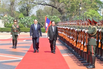 Lễ đón chính thức Thủ tướng Vương quốc Campuchia Samdech Techo Hun Sen.(Ảnh: báo Pasaxon)