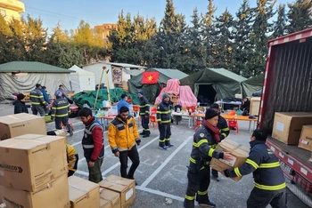 Đoàn cứu hộ Công an Việt Nam trao tặng Thổ Nhĩ Kỳ 2 tấn hàng hóa y tế.