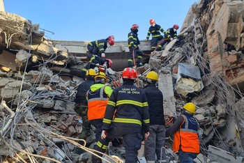 Đoàn công tác Bộ Công an Việt Nam triển khai cứu hộ tại một tòa nhà ở thành phố Adiyaman, phía Đông Nam Thổ Nhĩ Kỳ. (Ảnh: Cục Cảnh sát Phòng cháy, chữa cháy và Cứu nạn, cứu hộ)