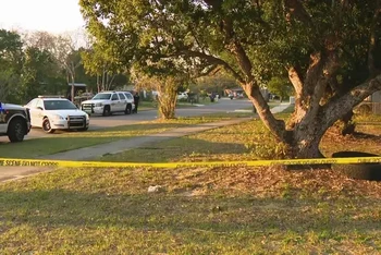 Cảnh sát hiện diện dọc phố Hialeah trong khu Pine Hills, quận Orange, bang Florida, sau khi nhận tin báo xảy ra xả súng ngày 22/2/2023. (Ảnh: Fox 35)