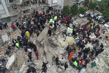Trận động đất xảy ra ngày 6/2/2023 đã san phẳng hàng chục nghìn ngôi nhà tại Thổ Nhĩ Kỳ. (Ảnh: Hãng thông tấn Ihlas)