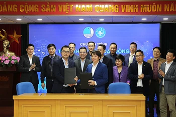 Các đồng chí đại diện Hội Thầy thuốc trẻ Việt Nam và các đơn vị liên quan ký kết triển khai chương trình “Khởi nghiệp số y tế Clinic4.0”.
