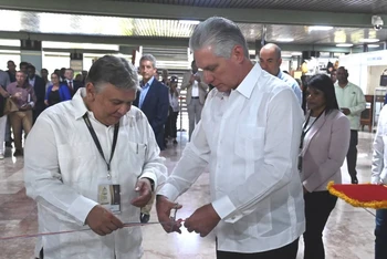 Chủ tịch Cuba Miguel Díaz-Canel cắt băng khai mạc Lễ hội Habano lần thứ 23 và Hội chợ Thương mại tại Trung tâm Hội nghị ở La Habana. (Ảnh: Granma)
