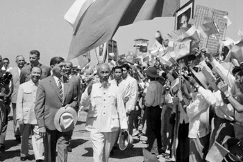 Chủ tịch Hồ Chí Minh và người dân Thủ đô Hà Nội chào đón Chủ tịch Hội đồng Nhà nước Ba Lan Aleksander Zawadzki sang thăm Việt Nam, ngày 26/12/1959. (Ảnh: TTXVN)
