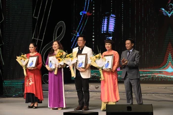 Thí sinh Phạm Công Thành, giảng viên Đại học Văn hóa Nghệ thuật quân đội (Hà Nội) được trao giải Nhất. 