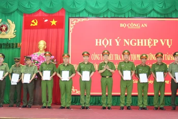 Các đơn vị, tập thể được Bộ trưởng Công an khen thưởng.