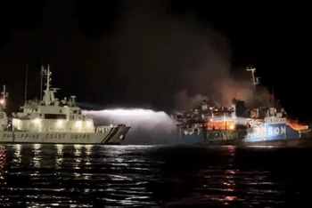 Lực lượng bảo vệ bờ biển Philippines hỗ trợ dập tắt đám cháy trên phà MV Lady Mary Joy 3. (Ảnh: AP)