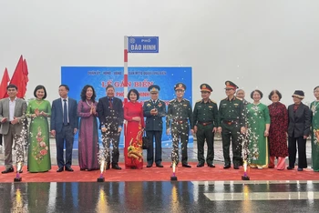 Đại diện lãnh đạo Bộ Quốc phòng, Tổng liên đoàn Lao động Việt Nam, Ủy ban nhân dân quận Long Biên, cùng gia đình thực hiện nghi thức gắn biển phố Đào Hinh.