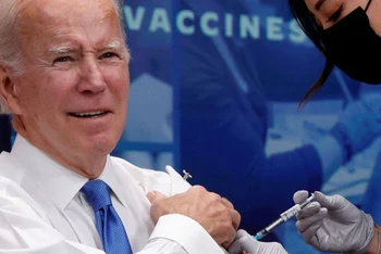 Tổng thống Mỹ Joe Biden tiêm vaccine ngừa Covid-19 tại Nhà trắng, ngày 25/10/2022. (Ảnh: Reuters)