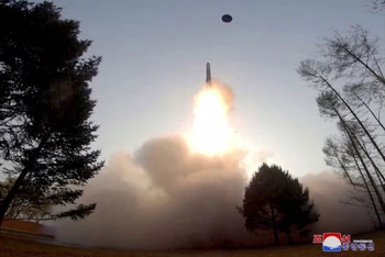 Hình ảnh vụ phóng thử tên lửa Hwasong-18 do KCNA công bố ngày 14/4/2023. 