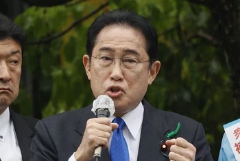 Thủ tướng Kishida phát biểu vận động tranh cử cho LDP gần một nhà ga tại Wakayama, ngày 15/4/2023. (Ảnh: Kyodo)