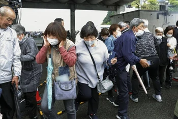 Người dân thoát khỏi hiện trường sau vụ nổ ở Wakayama. (Ảnh: Kyodo)