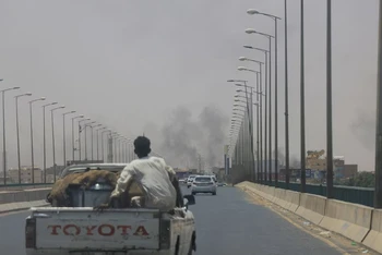 Khói bốc lên từ Omdurman khi xảy ra đụng độ giữa quân đội và RSF, ngày 15/4/2023. (Ảnh: Reuters)