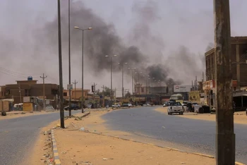 Khói bốc lên từ Omdurman trong lúc xảy ra giao tranh vào ngày 15/4/2023. (Ảnh: Reuters)