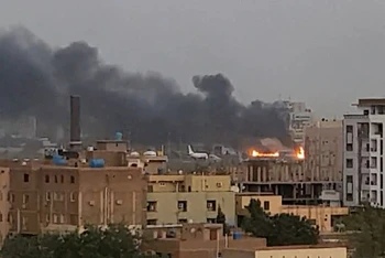 Khói bốc lên từ đường băng của sân bay quốc tế Khartoum khi hỏa hoạn ngày 17/4/2023. (Ảnh: Reuters) 