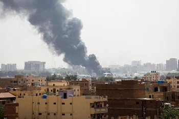 Khói bốc lên từ máy bay bốc cháy bên trong sân bay Khartoum, ngày 17/4/2023. (Ảnh: Reuters)