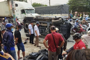 Hiện trường vụ tai nạn giao thông làm Thiếu tá Nguyễn Xuân Hào và người dân đi đường tử vong.