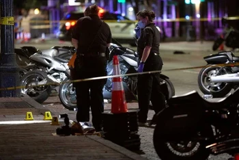 Cảnh sát điều tra hiện trường một vụ xả súng tại bang Texas, Mỹ. (Ảnh: Reuters)