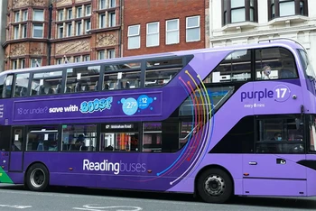 Dịch vụ xe buýt tại Anh. (Ảnh: The Guardian)