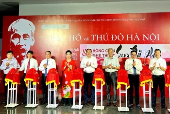 Các đại biểu thực hiện nghi thức cắt băng khai mạc trưng bày chuyên đề “Bác Hồ với Thủ đô Hà Nội”.