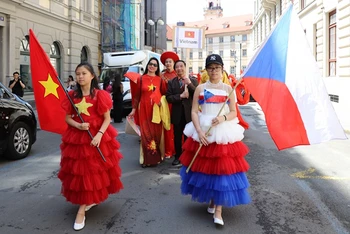 Đoàn Việt Nam Séc rực rỡ tại Lễ hội. (Nguồn: VOV)