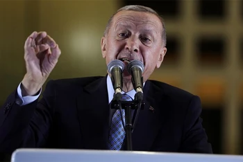 Ông Erdogan phát biểu trước những người ủng hộ bên ngoài Phủ Tổng thống ở thủ đô Ankara, ngày 29/5/2023. (Ảnh: Reuters)