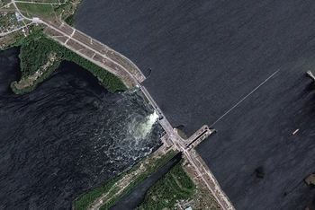 Hình ảnh vệ tinh về đập thủy điện Kakhovka trên sông Dnipro ở Kherson, ngày 5/6/2023. (Ảnh: Maxar Technologies/Reuters) 