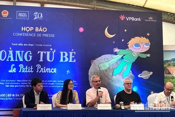 Đại sứ Pháp tại Việt Nam Nicholas Warnery chia sẻ các thông tin về chương trình biểu diễn “Hoàng tử bé”.