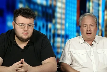 Nhà đầu tư Jay Bloom và con trai Sean trong cuộc phỏng vấn với kênh CNN. 