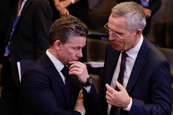 Tổng Thư ký NATO Jens Stoltenberg và Bộ trưởng Quốc phòng Thụy Điển Pal Jonson (bên trái) tham dự một hội nghị tại trụ sở của NATO ở Bỉ, ngày 15/2/2023. (Ảnh: Reuters)