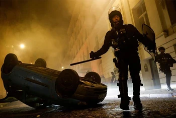 Cảnh sát chống bạo loạn Pháp làm nhiệm vụ tại Paris, ngày 2/7/2023. (Ảnh: Reuters)
