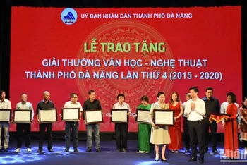 Các tác giả nhận Giải thưởng Văn học-Nghệ thuật thành phố Đà Nẵng lần thứ 4. (Ảnh: ANH ĐÀO)