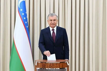 Tổng thống Uzbekistan Shavkat Mirziyoyev bỏ phiếu trong cuộc bầu cử sớm tại Tashkent, ngày 9/7/2023. (Ảnh: Văn phòng Tổng thống Uzbekistan)