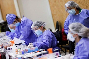 Nhân viên y tế tại trung tâm xét nghiệm Covid-19 tại Argentina, ngày 6/1/2022. (Ảnh: Reuters)