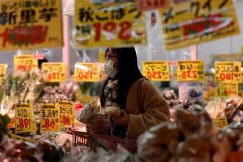 Người phụ nữ mua sắm tại một siêu thị ở Tokyo, Nhật Bản, ngày 20/1/2023. (Ảnh: Reuters)